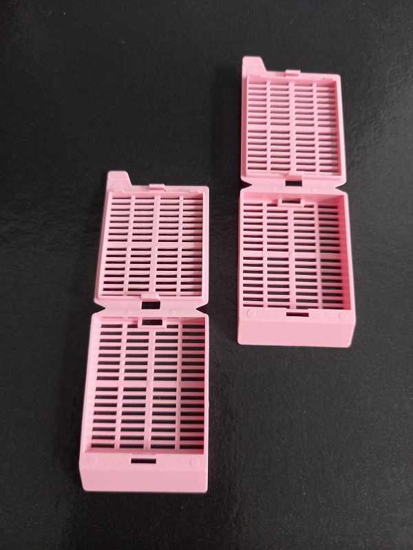 CASSETTE DE INCLUSIÓN HISTOLÓGICA 45° MANUAL COLOR ROSADO - CAJA X 250 UND