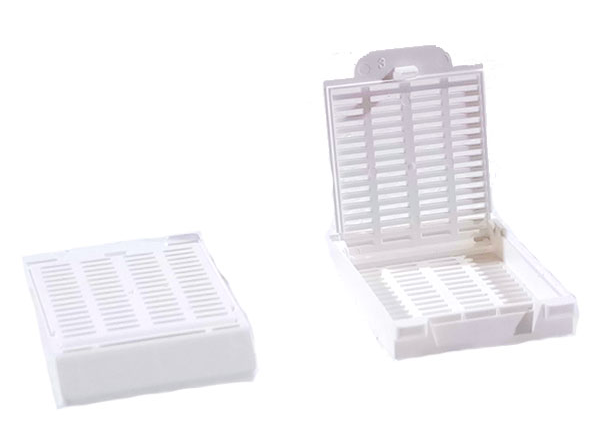 EMBEDDING CASSETTE, 45°ANGLE MARKING AREA, W/DETACHABLE LID &amp; STRIPE HOLES, HISTOLOGY, P.O.M. MATERIAL, WHITE COLOR. CASSETTE &amp; LID ASSEMBLED X 75 UND