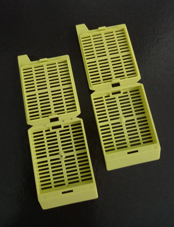 CASSETTE DE INCLUSIÓN HISTOLÓGICA 45° IMPRESION LASER COLOR AMARILLO - CAJA X 200 UND