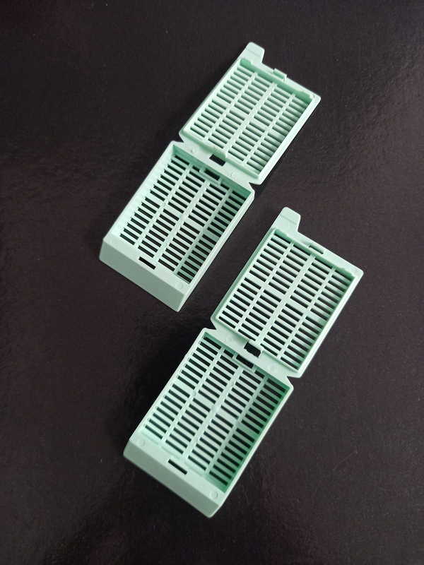 CASSETTE DE INCLUSIÓN HISTOLÓGICA 45° MANUAL COLOR VERDE - CAJA X 250 UND