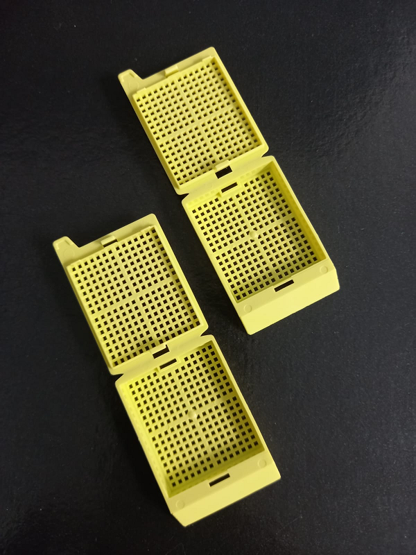 CASSETTE DE INCLUSIÓN DE BIOPSIAS 45° IMPRESION DE TRANSFERENCIA TERMICA COLOR AMARILLO - CAJA X 250 UND